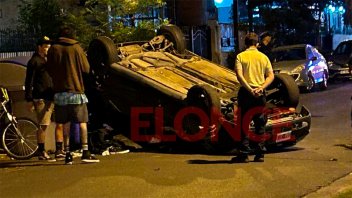 Conductor se distrajo “por usar el celular”, chocó y volcó su auto en Paraná