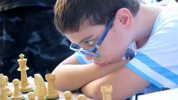 El chico argentino que derrotó al número uno en ajedrez tiene 