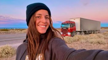 Joven camionera entrerriana es furor con sus videos: “siempre soñé ser chofer”