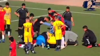 Conmoción en pleno partido: futbolista de 17 años murió tras dura patada
