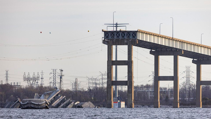 Puente colapsado tras ser chocado por buque