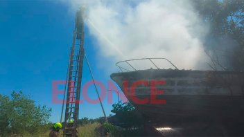 Video: incendio en un barco abandonado generó densa humareda desde Puerto Nuevo