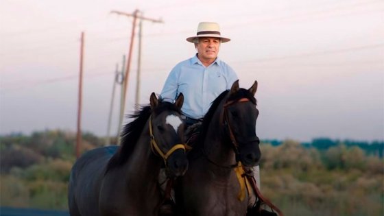 Maestro avanza en viaje a caballo hacia su pueblo en Entre Ríos: 
