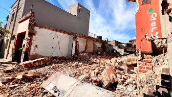 Hospitalizan a obrero tras derrumbe de una losa: lo rescataron de los escombros
