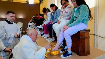 En silla de ruedas, el Papa Francisco lavó los pies de 12 presas