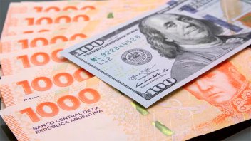 El dólar MEP cayó por debajo de los mil pesos y el blue quedó a un paso
