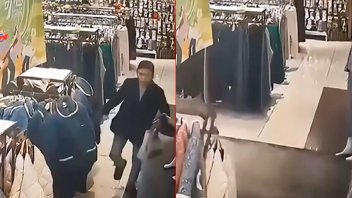 Salió de compras y cayó al vacío al ceder el piso de un centro comercial