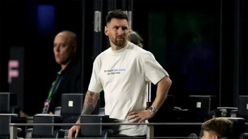 Aseguran que Messi tuvo una fuerte discusión en los vestuarios con el DT rival
