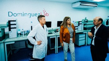 Romero recorrió las instalaciones del laboratorio Dominguez Lab