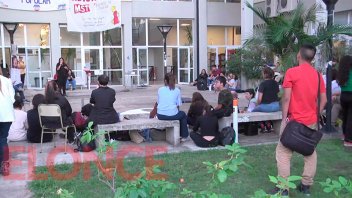 Docentes universitarios realizan asamblea en Facultad de Trabajo Social