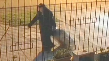 Escalofriante video: captan a monja que llevaba el cuerpo de una mujer en valija