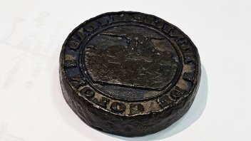 Fue donado a Colón el sello con el diseño original que identifica a la comuna