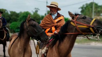 Maestro que viaja en caballo de Neuquén a Entre Ríos ya arribó a Victoria