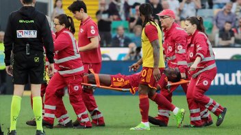Futbolista se descompuso en la cancha y se suspendió el partido en Italia: video