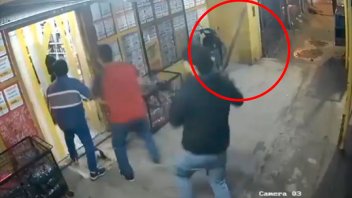 Video: discutió con cajero por el vuelto, llamó a amigos y lo atacaron a palazos