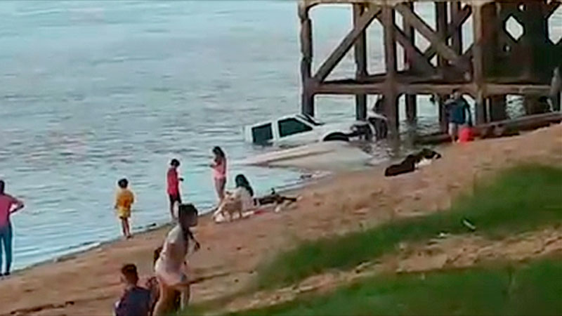 Video: Camioneta terminó sumergida en el río cuando retiraba una lancha