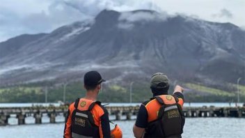 Declaran alerta máxima en Indonesia por un volcán que puede provocar un tsunami