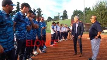 Frigerio se reunió con los bicampeones de softbol en Paraná