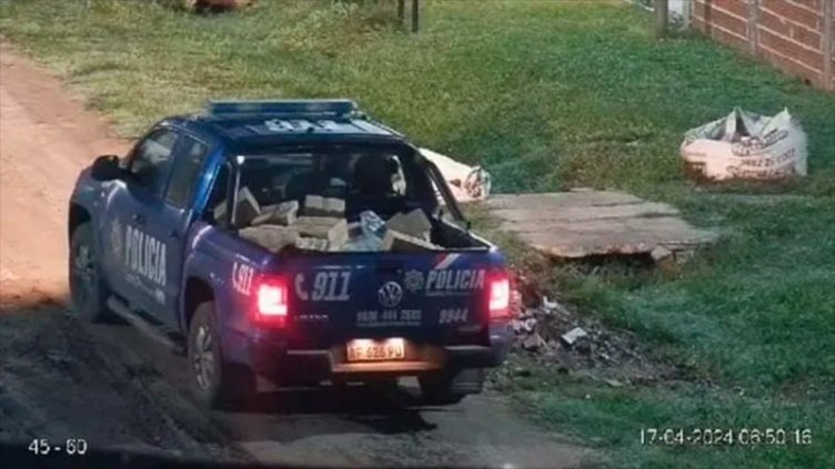 Videos: policías santafesinos presos por robar mercadería de camión volcado