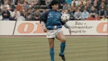 Video: cumple 35 años la entrada en calor de Maradona, la mejor de la historia