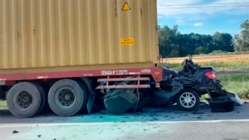 Accidente fatal en Ruta 9: auto se incrustó debajo de camión y una persona murió