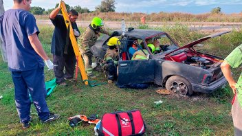 Dos personas fueron rescatadas tras accidente de tránsito en Ruta 18