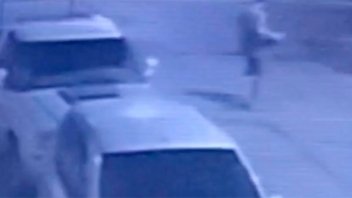 Video: robaron elementos de la caja de una camioneta