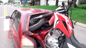 Por una mala maniobra, una moto terminó incrustada en el baúl de un auto