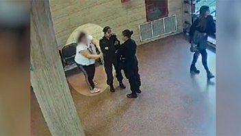 Video: una mujer intentó quitarle el arma a una policía y fue reducida