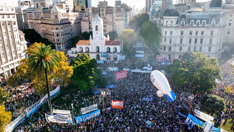 Multitudinaria marcha en defensa de la universidad pública en Buenos Aires