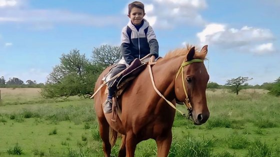 Tiene siete años y a caballo le hace frente al barro para llegar a la escuela