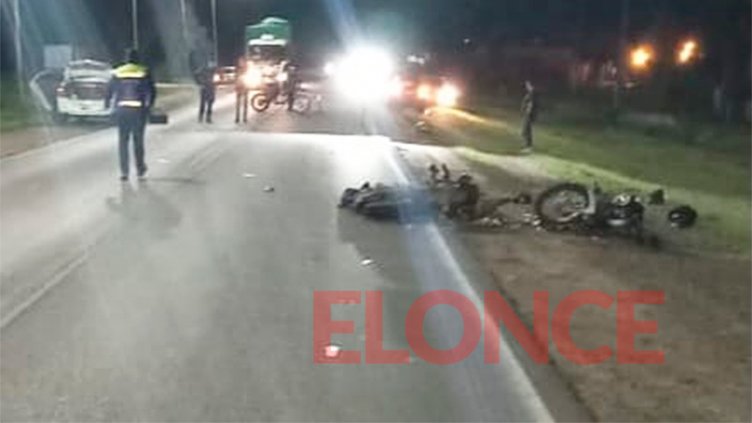 Motociclista muerto en choque “pegó de lleno con la cabeza en el pavimento”