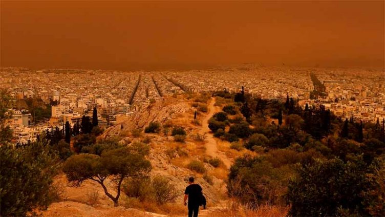 El cielo de Atenas se tiñó de naranja por las nubes de polvo del Sáhara