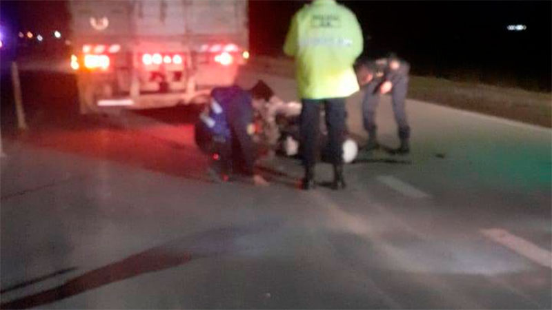 Fatal accidente en Crespo: falleció un motociclista tras chocar contra un camión