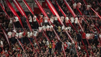 Video: hincha de Estudiantes hizo gestos racistas a brasileños en la Libertadores