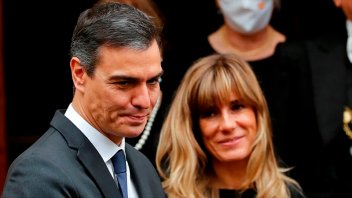 Presidente español evalúa renunciar a su cargo por denuncias contra su esposa