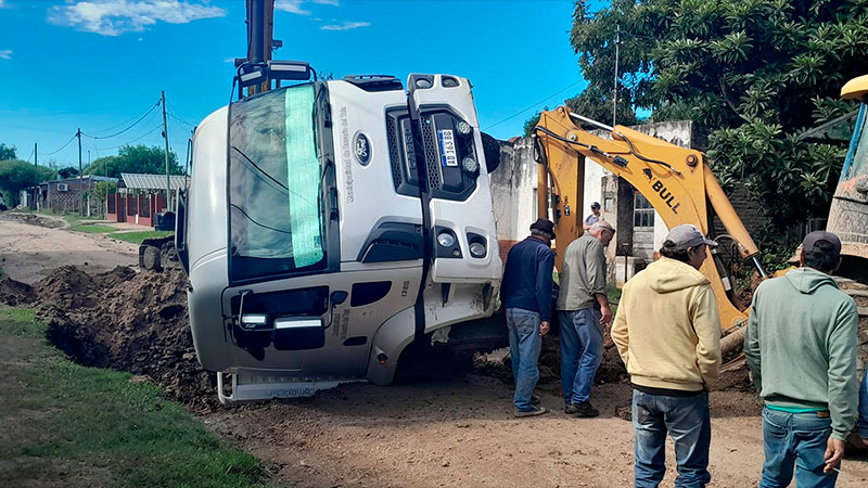 Camión cayó en pozo durante excavación por obras.