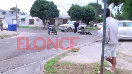 Dos motos chocaron en una esquina: “Cruzan como si nada”, dijo vecino