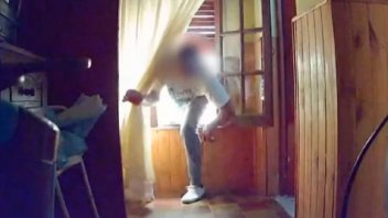 Video: puso una cámara para saber quién le robaba a sus padres y se sorprendió