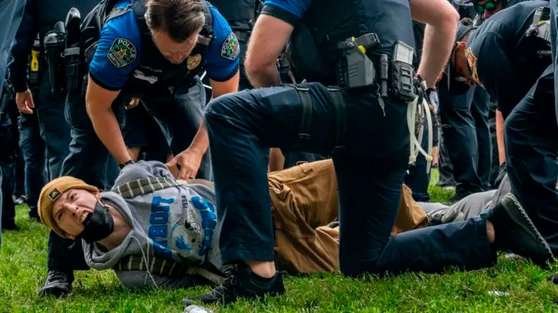 Arrestan a estudiante tras manifestación proPalestina en la Universidad de Texas