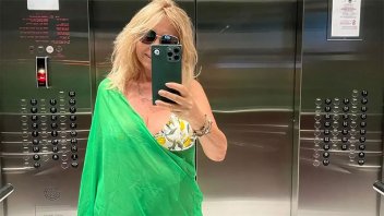 La selfie de Ana Rosenfeld en el ascensor: “Primero playita”