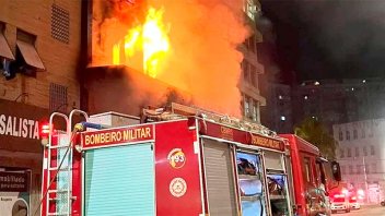Al menos 10 muertos por un incendio en un alojamiento en Brasil