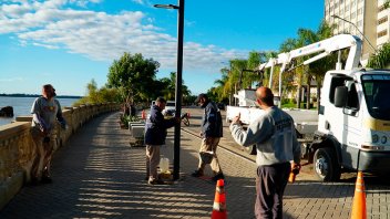 Colocan nuevas luminarias LED en la costanera de Colón