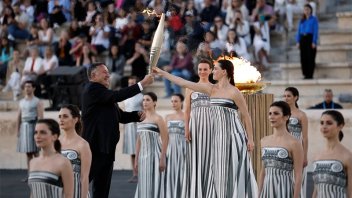 El Comité Olímpico de París 2024 recibió la llama olímpica en Atenas
