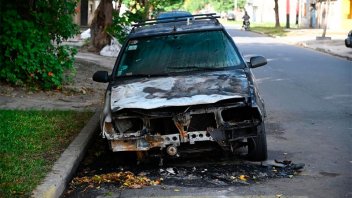 Rosario: prendieron fuego 13 autos y dejaron mensajes contra Pullaro y Bullrich