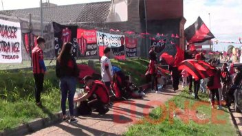 Hinchas de Patronato realizaron banderazo en Paraná: “Hay que estar apoyando”