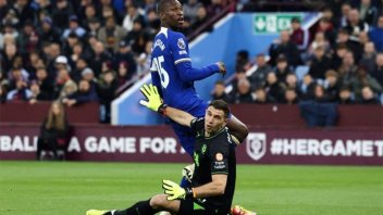Alarma por el Dibu Martínez: salió lesionado en el duelo de Aston Villa con Chelsea