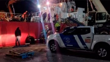 Rescataron al tripulante de un pesquero que cayó al agua en Puerto Deseado
