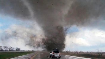 Tornados azotaron el centro de Estados Unidos y murieron cinco personas: video
