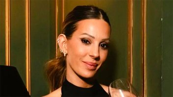 Noelia Marzol posó con un outfit sensual y una copa de vino